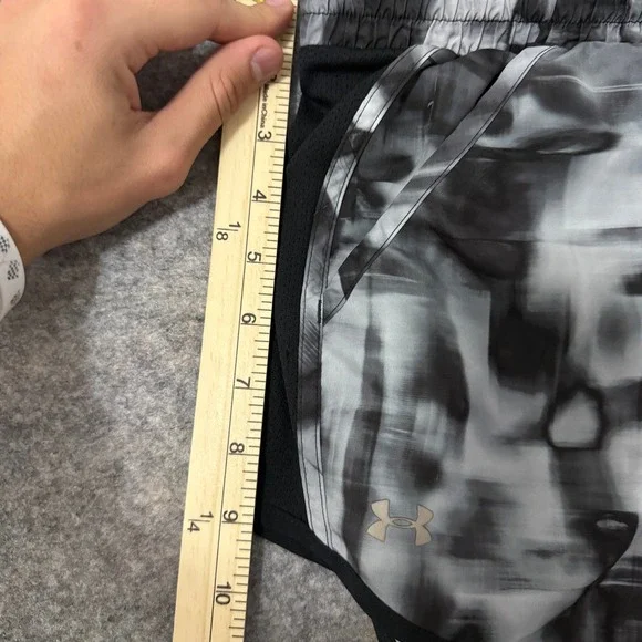 Under Armour Womens HeatGear Running Shorts Medium Black Grey Abstract - Picture 6 of 8